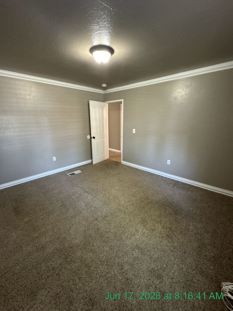 Visalia House: 2601 S Kloth Dr