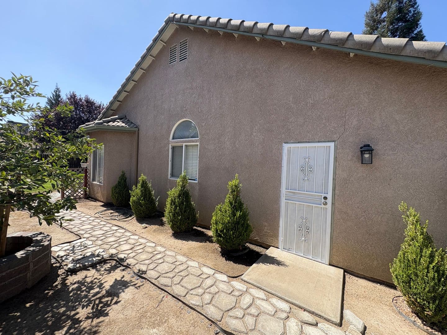 Visalia House: 2643 West Oakridge Ave