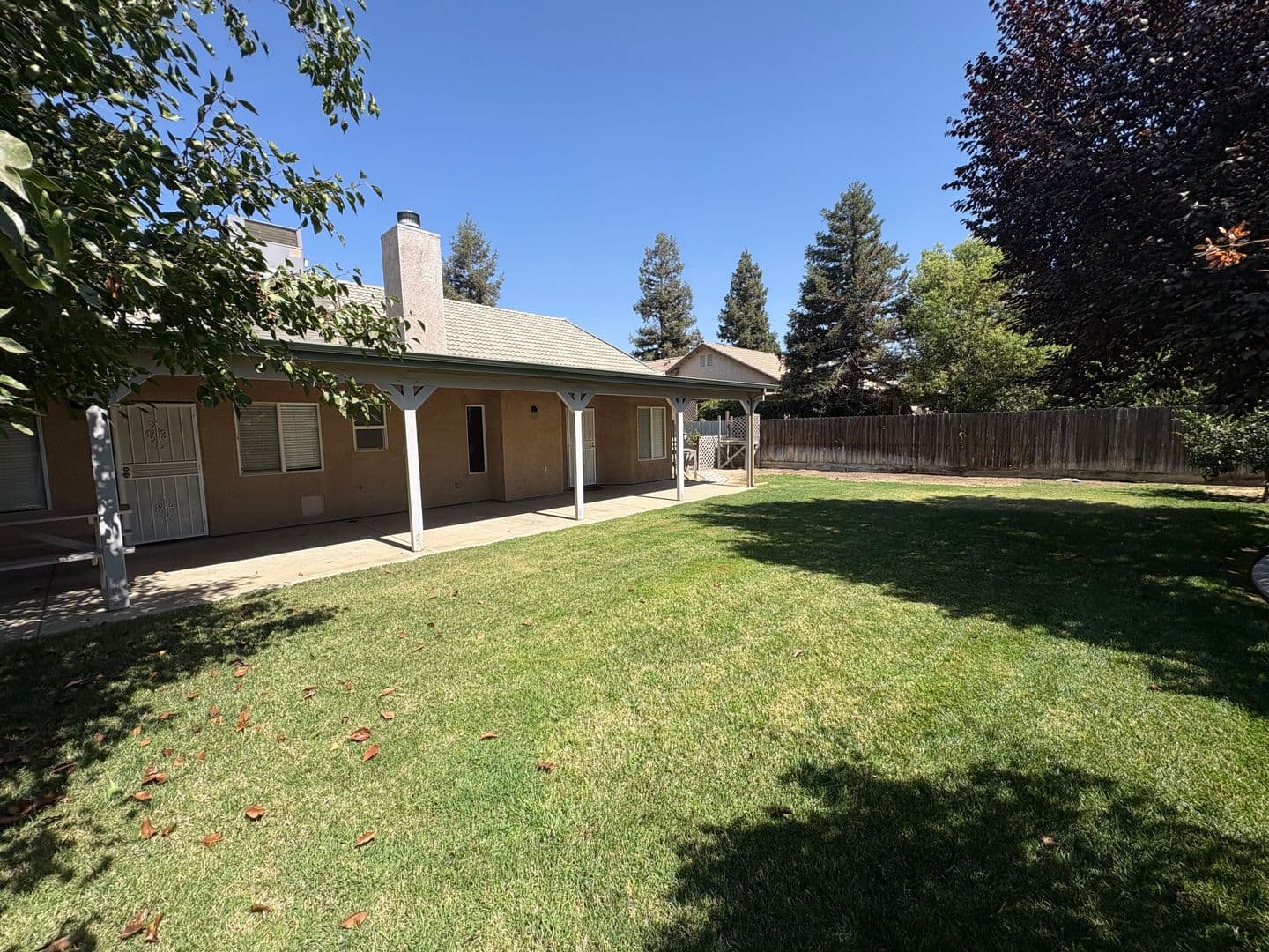 Visalia House: 2643 West Oakridge Ave