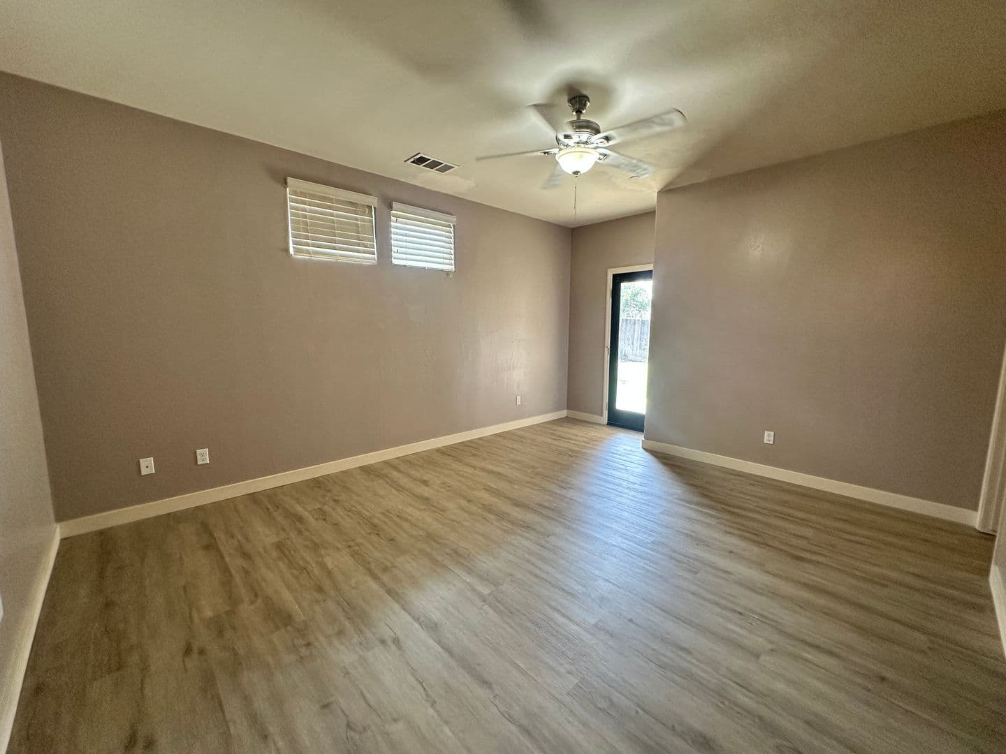 Farmersville House: 421 W. Trinta St