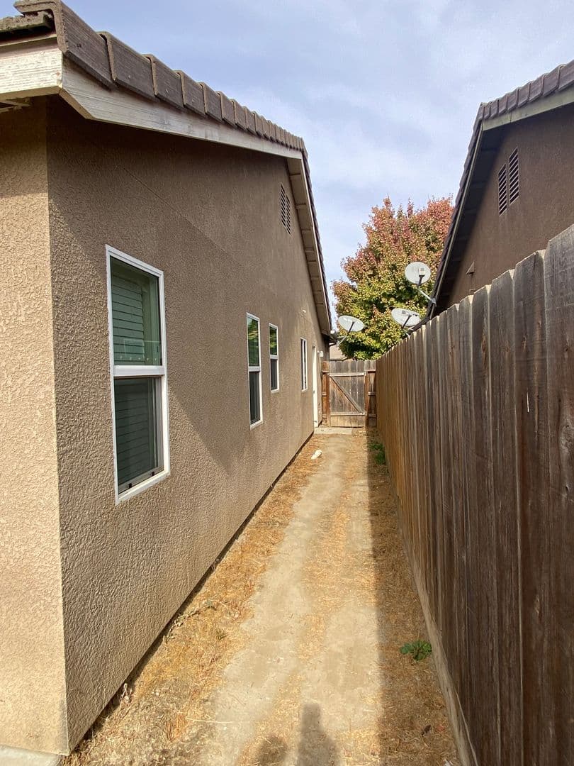 Visalia House: 1025 West Reese Ct