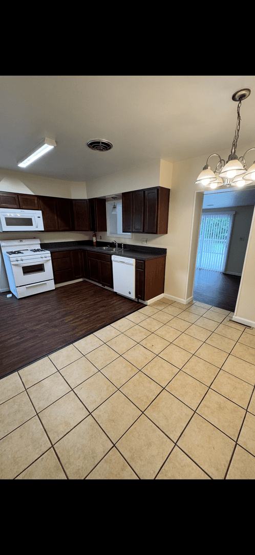 Warren House: 4409 Sunnybrook Drive SE