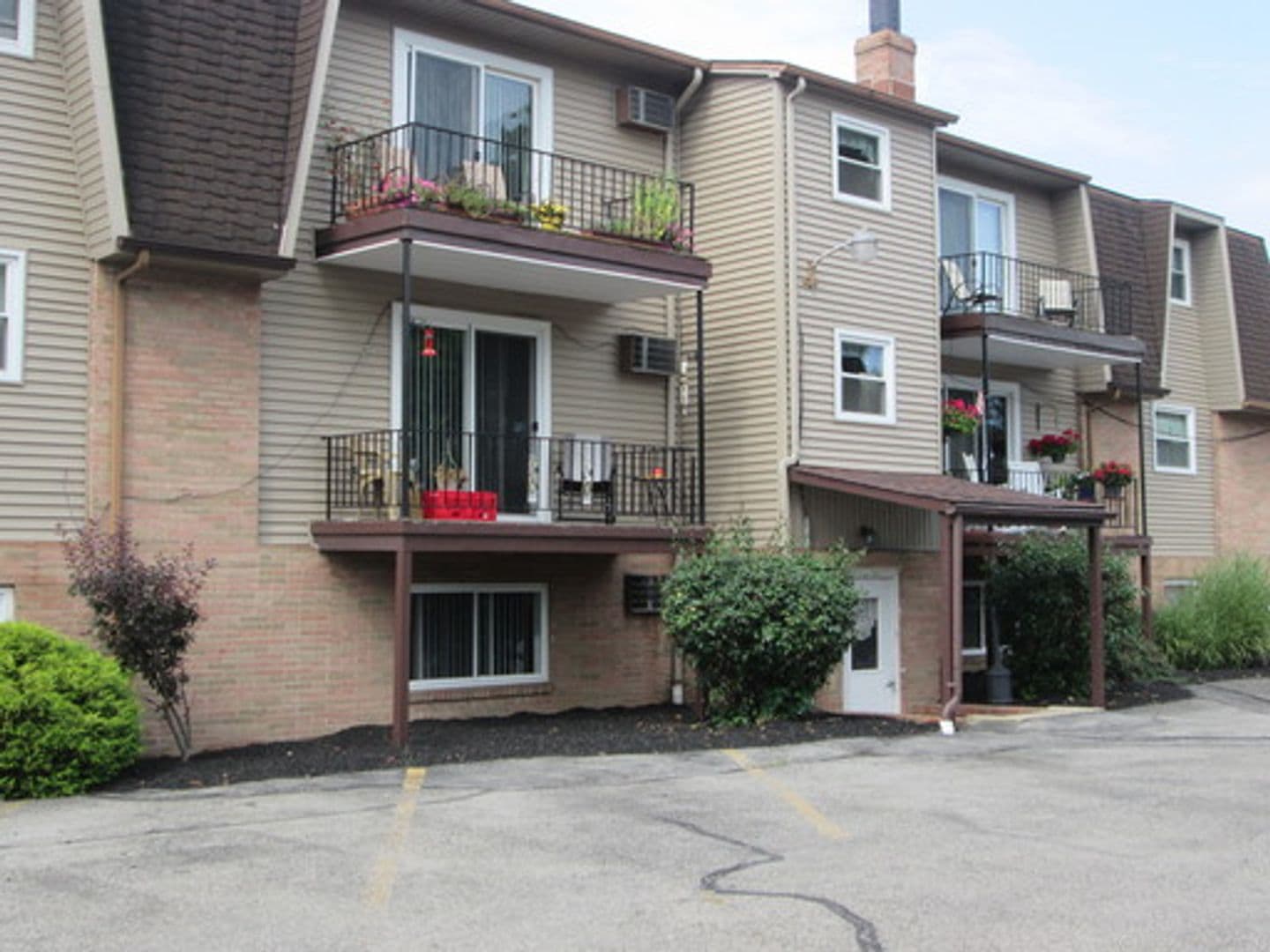 Boardman Apartment: 7145 Locust Ave