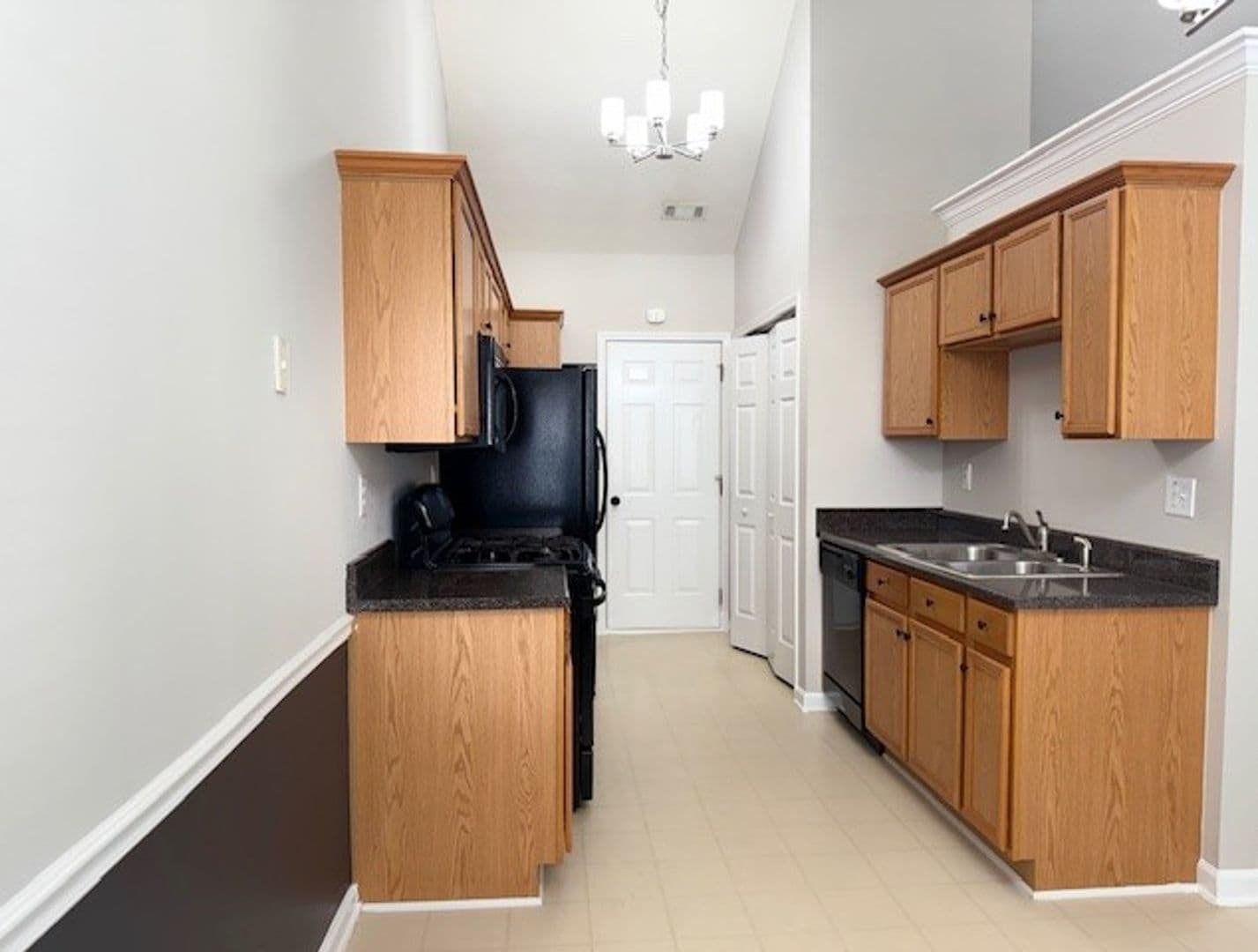 Hampton House: 2034 Elm Grove Ln