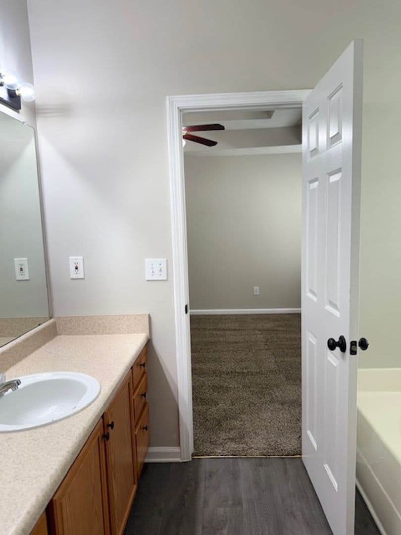 Hampton House: 2034 Elm Grove Ln