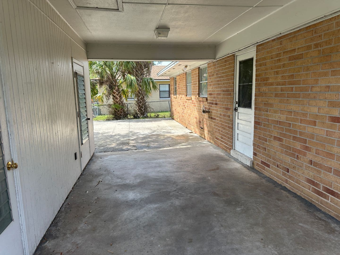Leesburg House: 200 S Moss Street