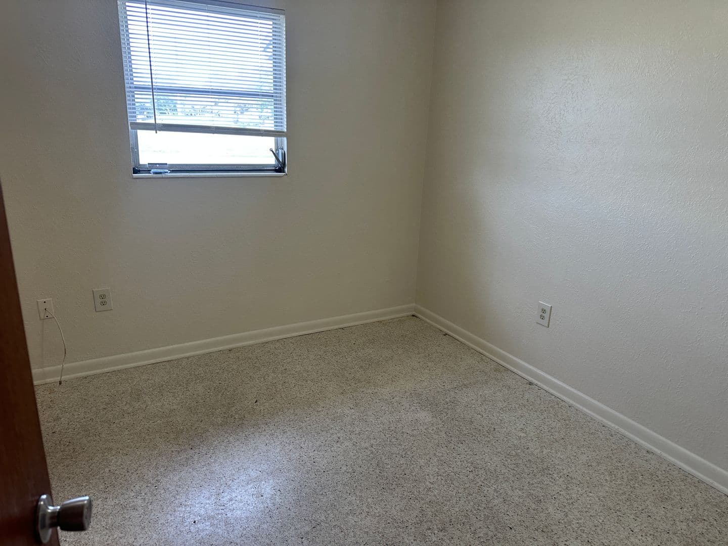 Leesburg House: 200 S Moss Street