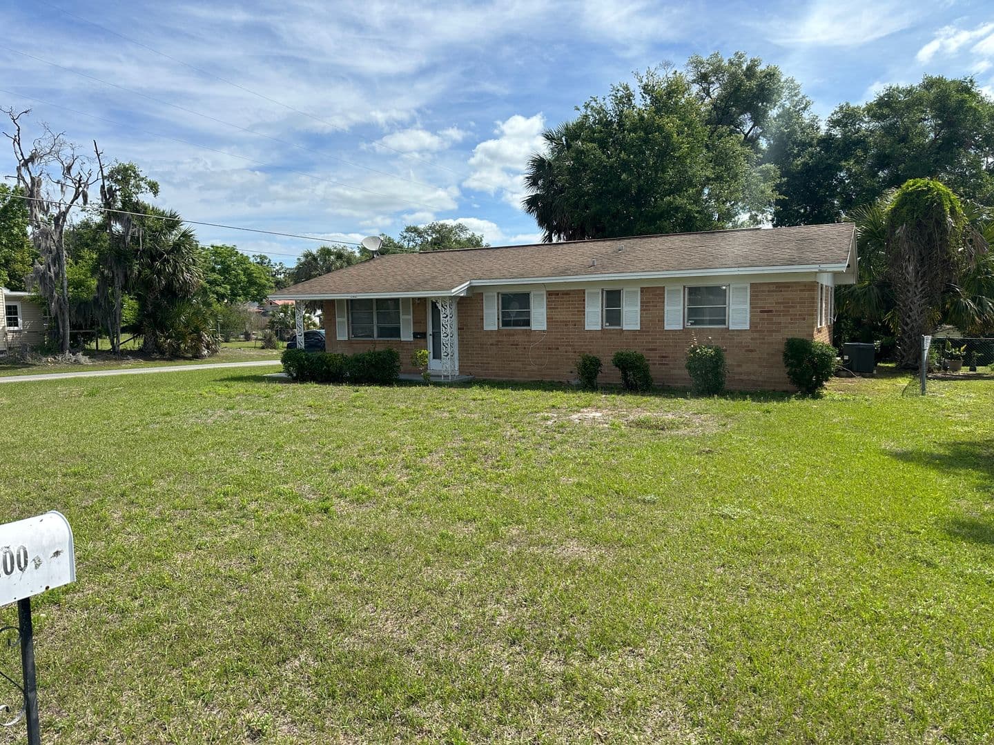 Leesburg House: 200 S Moss Street