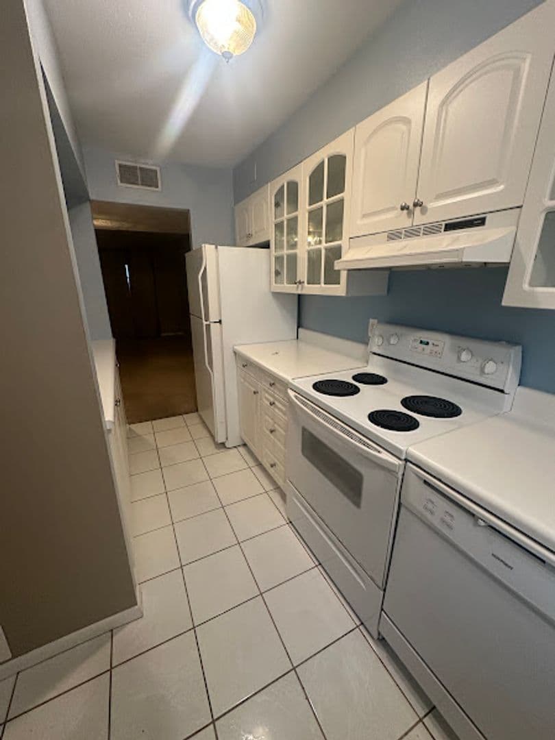 Deland Townhome: 621 W Indiana Ave