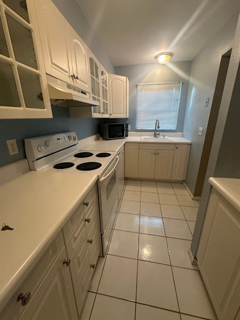 Deland Townhome: 621 W Indiana Ave