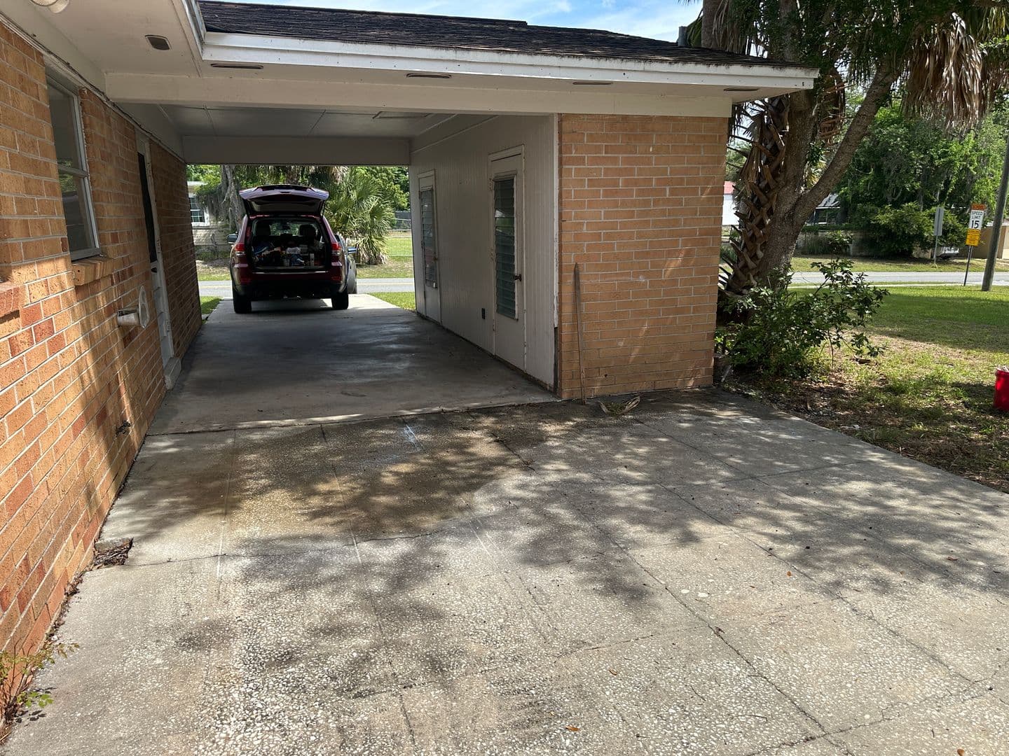 Leesburg House: 200 S Moss Street