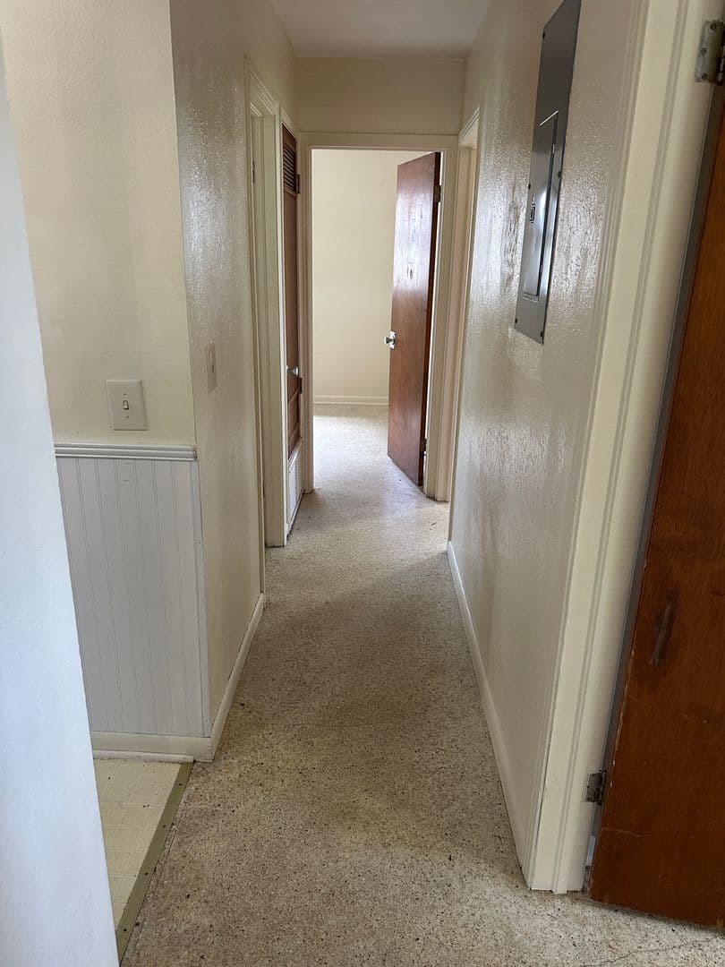 Leesburg House: 200 S Moss Street