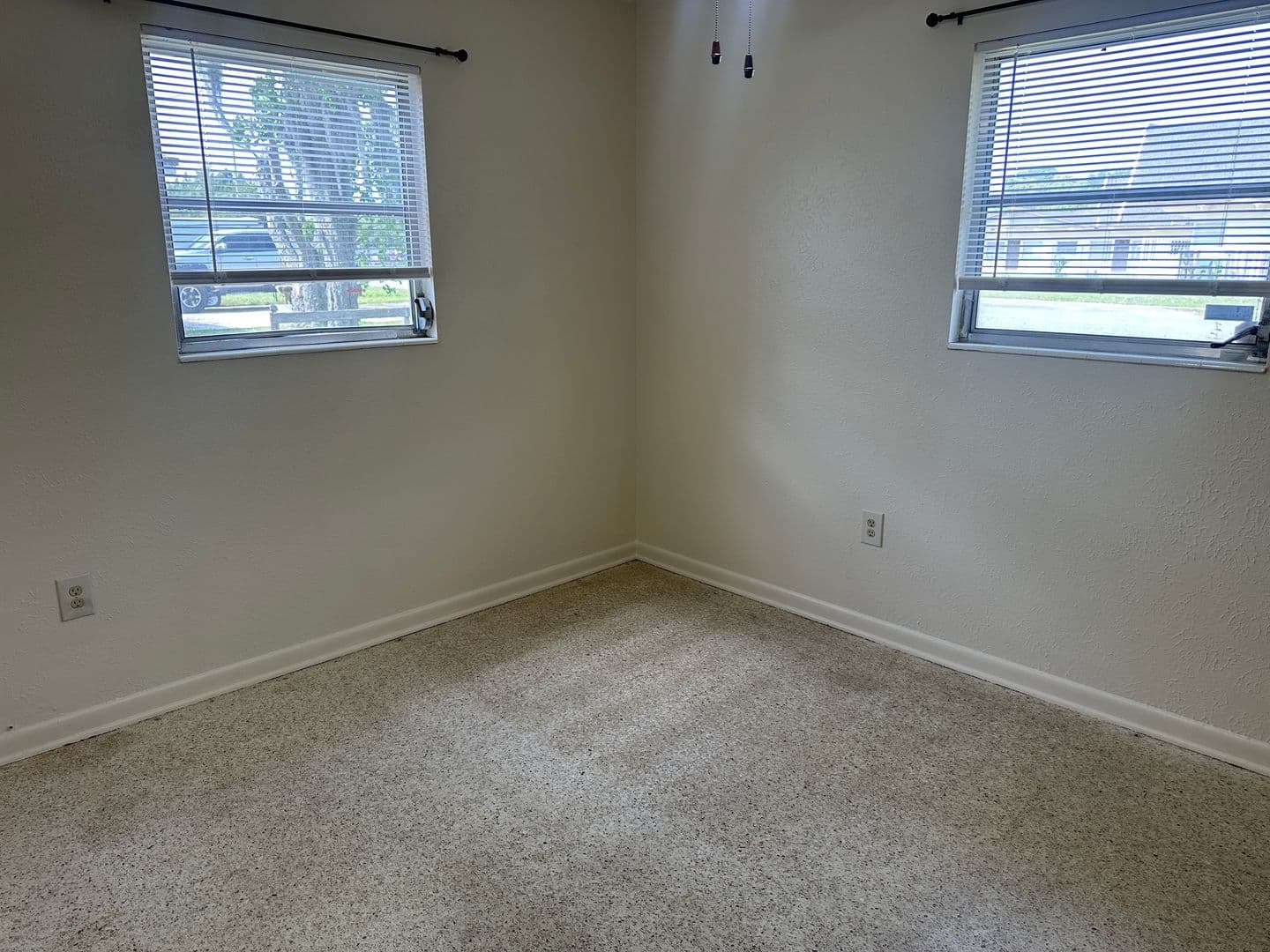 Leesburg House: 200 S Moss Street