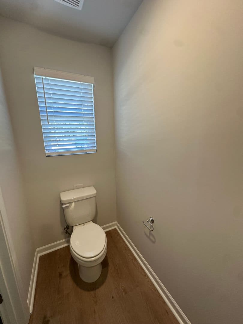 Lincoln House: 222 River Rock St