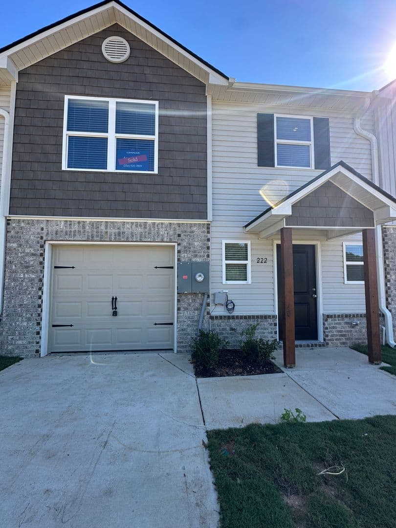 Lincoln House: 222 River Rock St