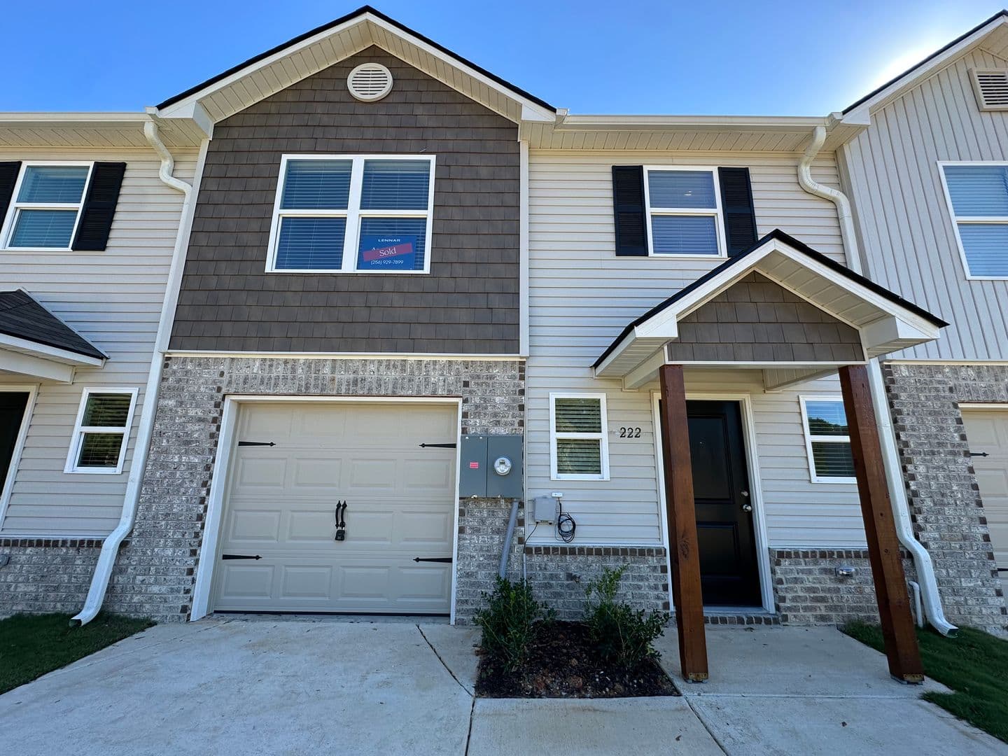 Lincoln House: 222 River Rock St