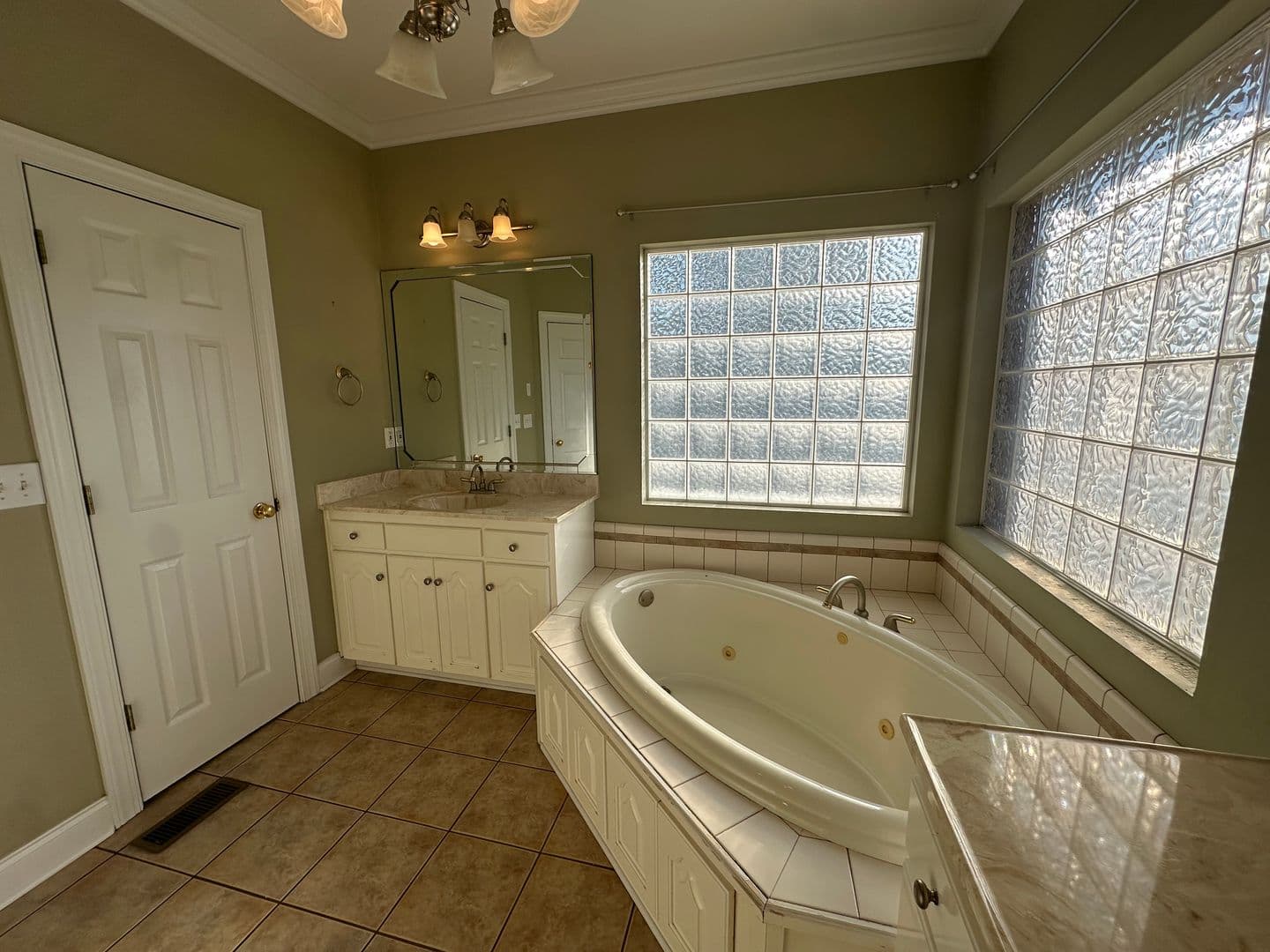 Jacksonville House: 1012 Carrie Court