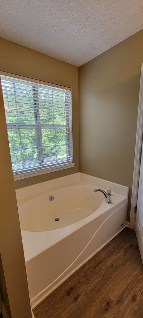 Jacksonville House: 968 Littlejohn Rd