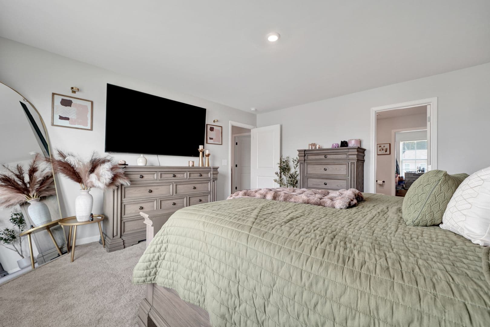 Lincoln House: 236 Orchid Ln