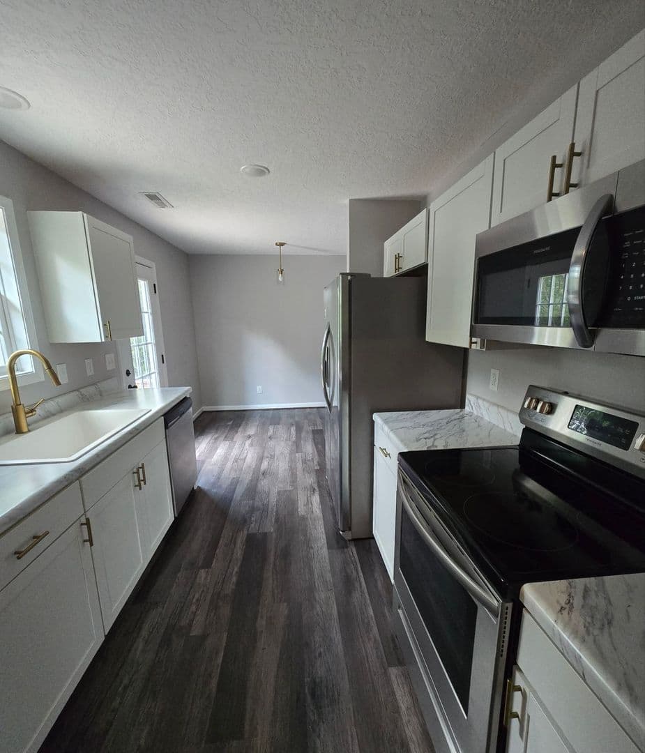 Jacksonville House: 85 Mary Dr