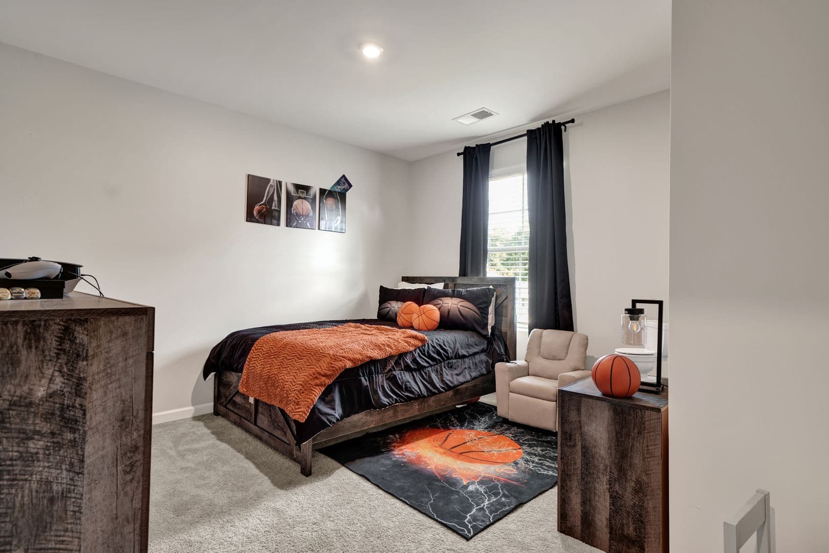 Lincoln House: 236 Orchid Ln