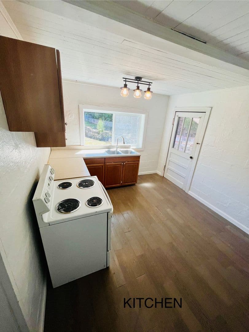 Anniston House: 1609 Morrisville Rd