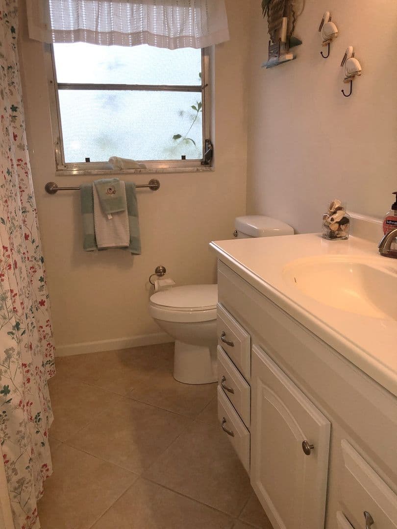 Venice House: 280 E Seminole Drive