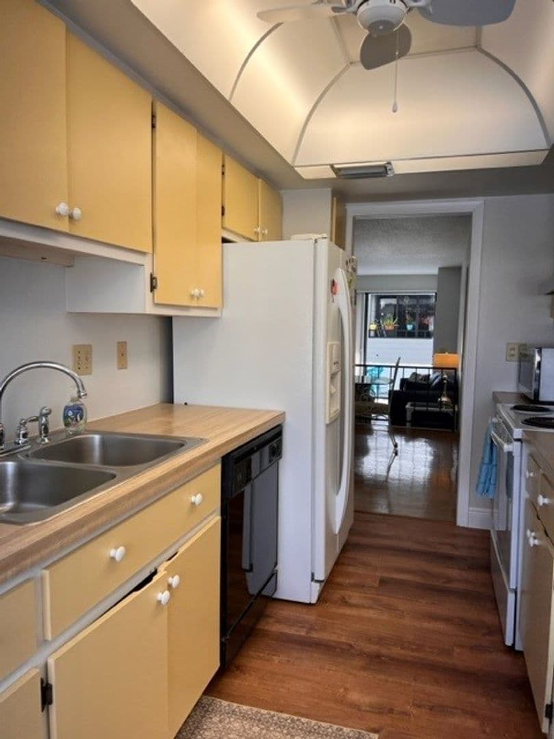VENICE Condo: 1555 TARPON CENTER DR #B105