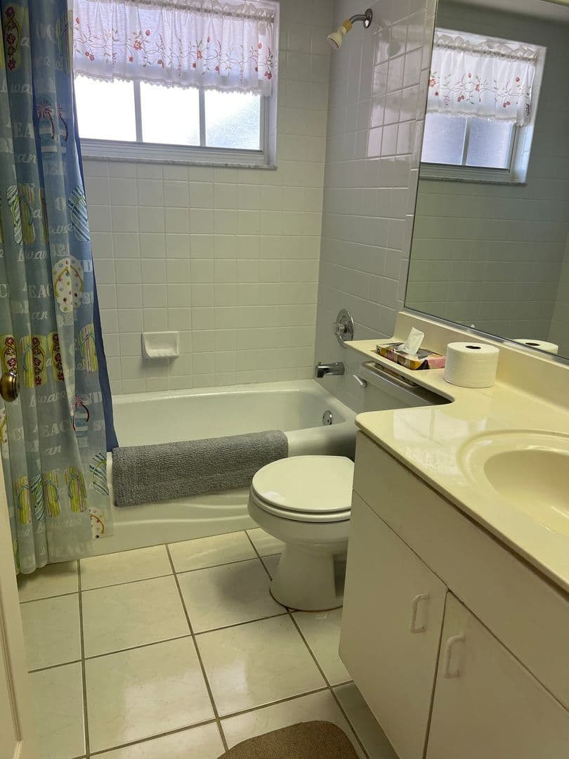 Venice House: 566 Clubside Circle