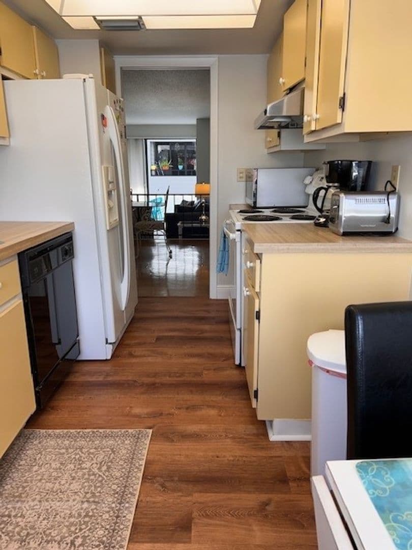 VENICE Condo: 1555 TARPON CENTER DR #B105