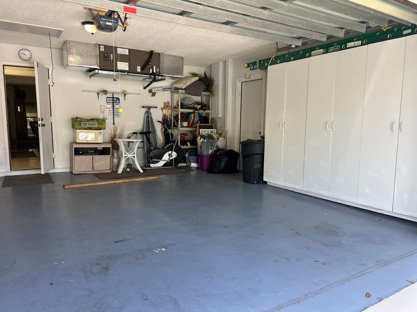 Venice House: 566 Clubside Circle