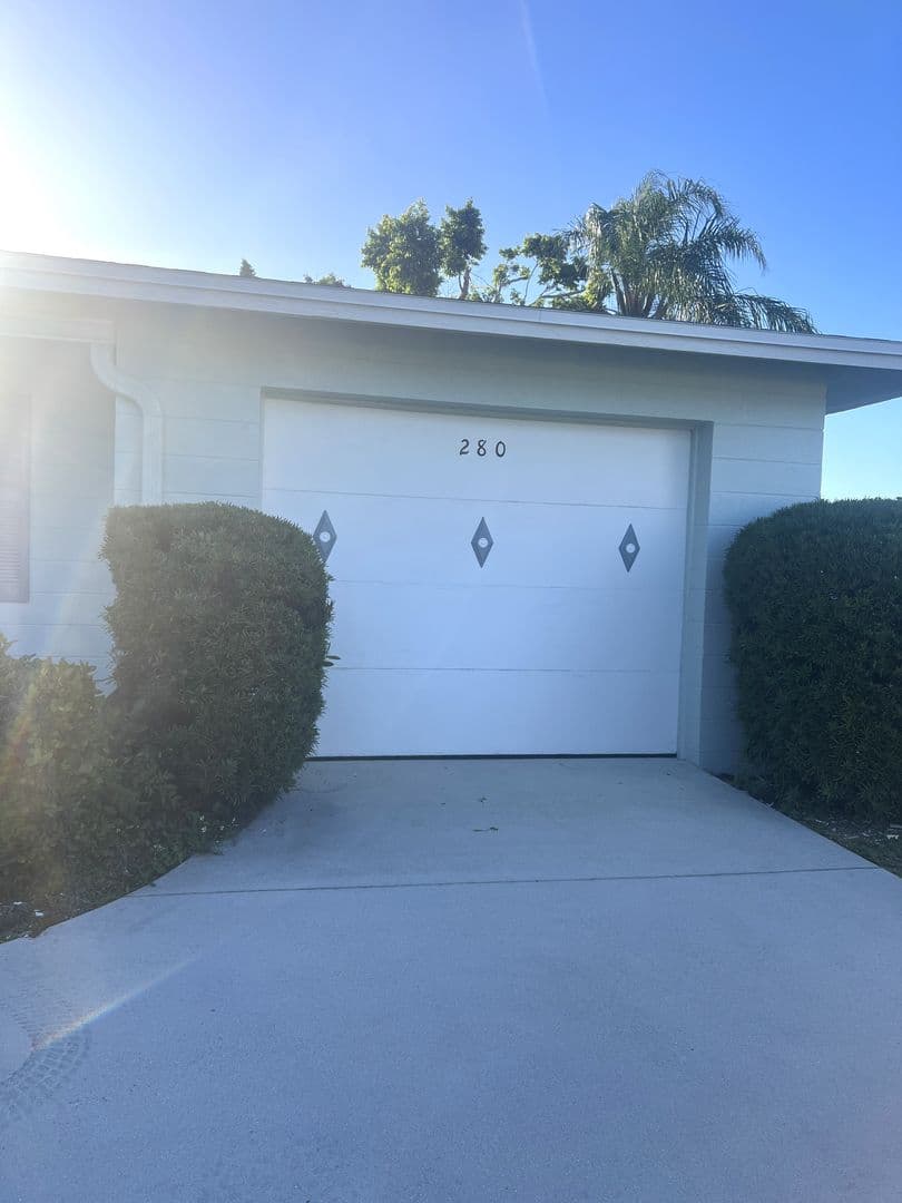 Venice House: 280 E Seminole Drive