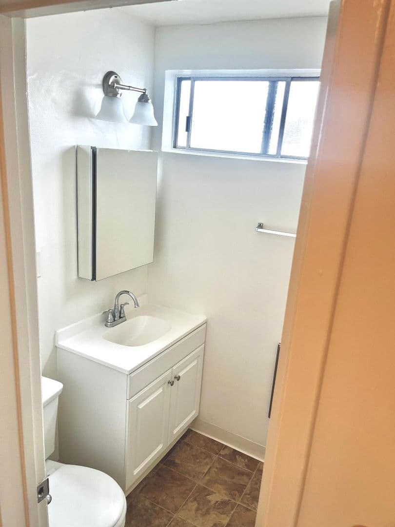 Reseda Apartment: 18400 Valerio St.