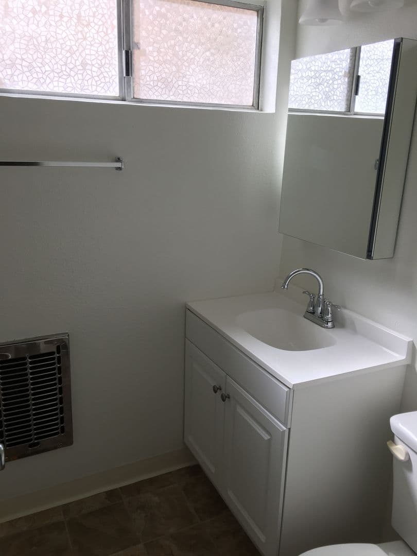 Reseda Apartment: 18400 Valerio St.