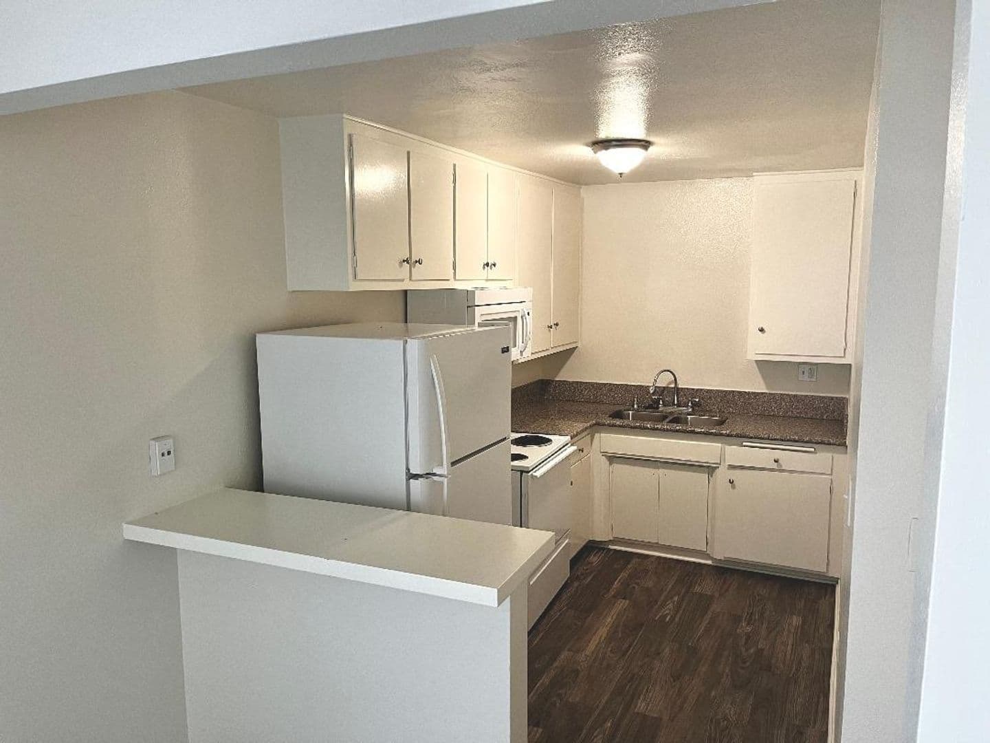 Reseda Apartment: 18400 Valerio St.