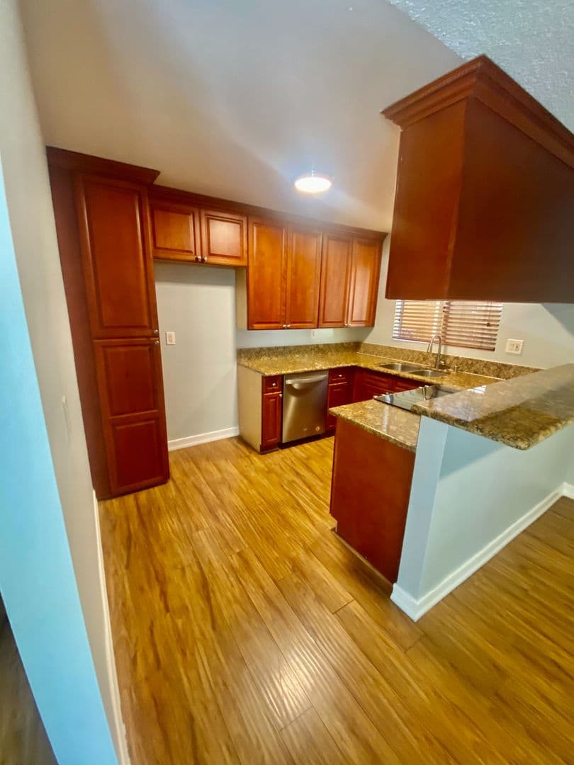 Long Beach Apartment: 215 Euclid Avenue