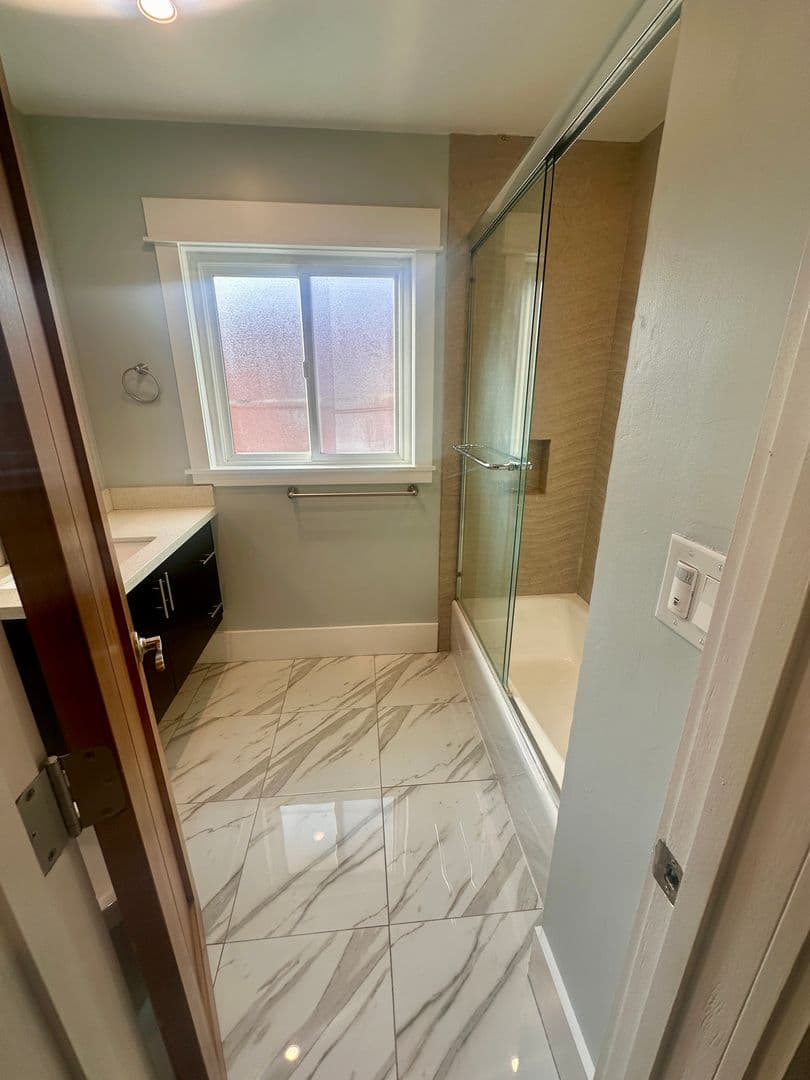 Long Beach Apartment: 3428 E. 1st Street