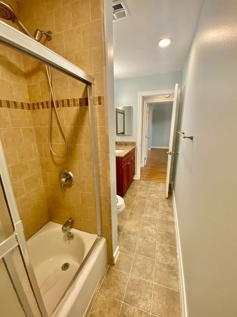 Long Beach Apartment: 215 Euclid Avenue