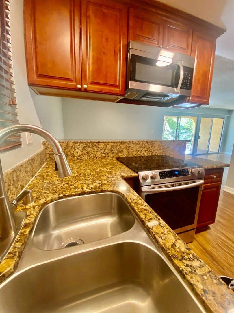 Long Beach Apartment: 215 Euclid Avenue