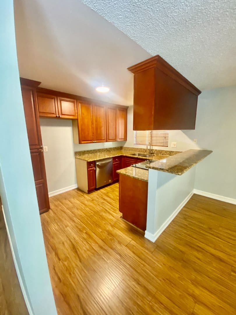 Long Beach Apartment: 215 Euclid Avenue