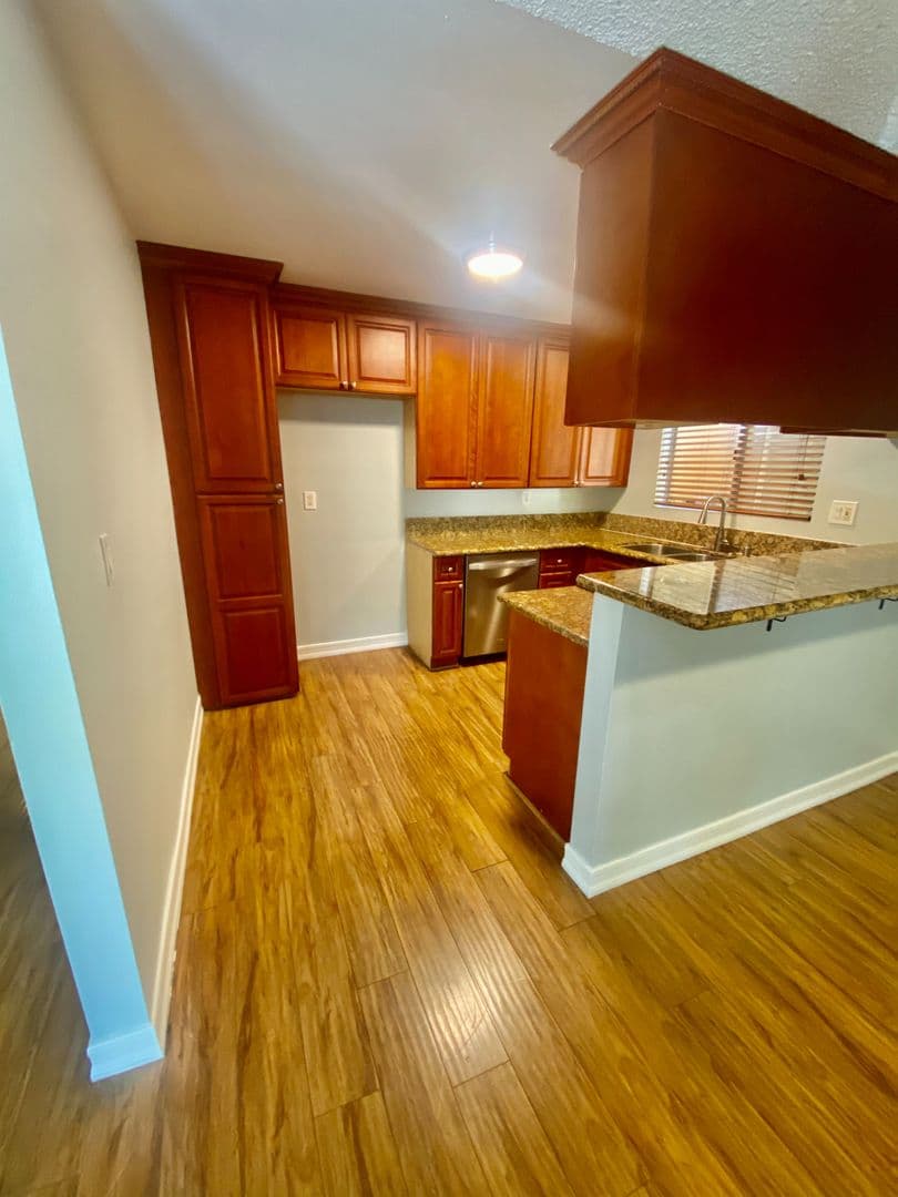Long Beach Apartment: 215 Euclid Avenue