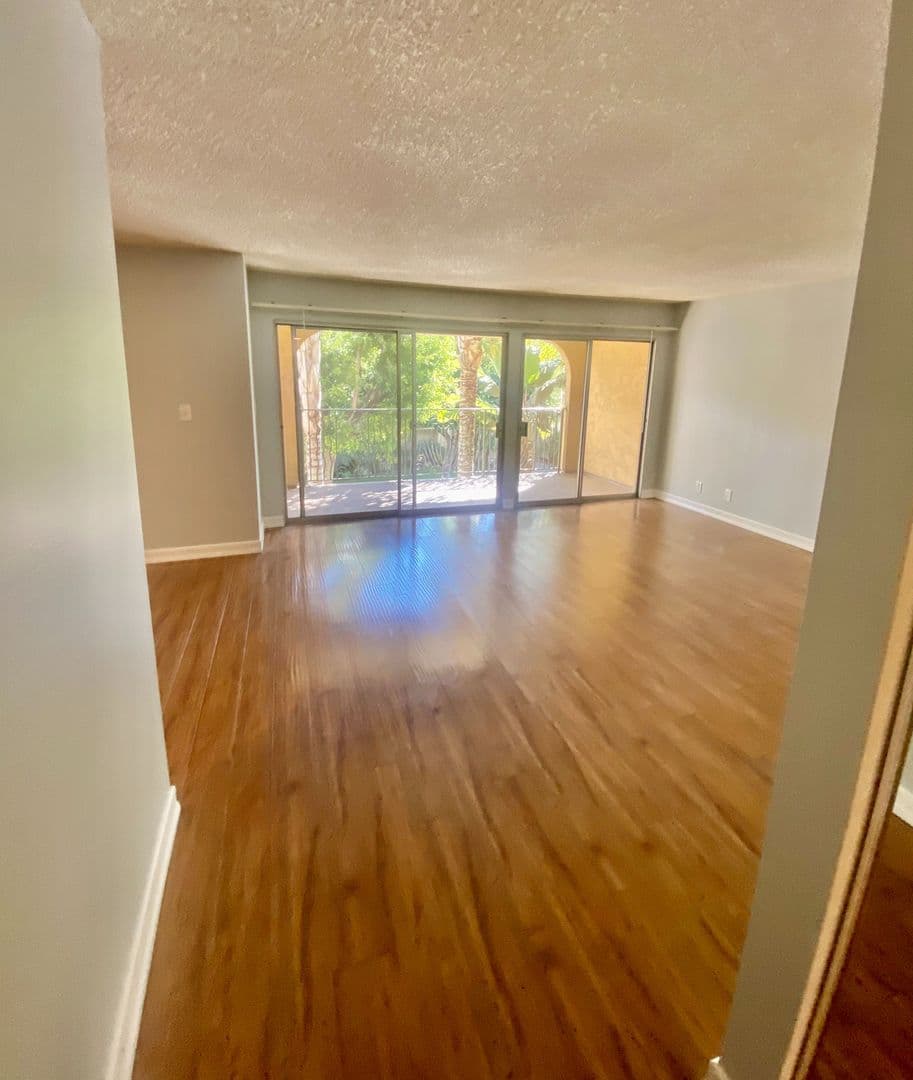 Long Beach Apartment: 215 Euclid Avenue