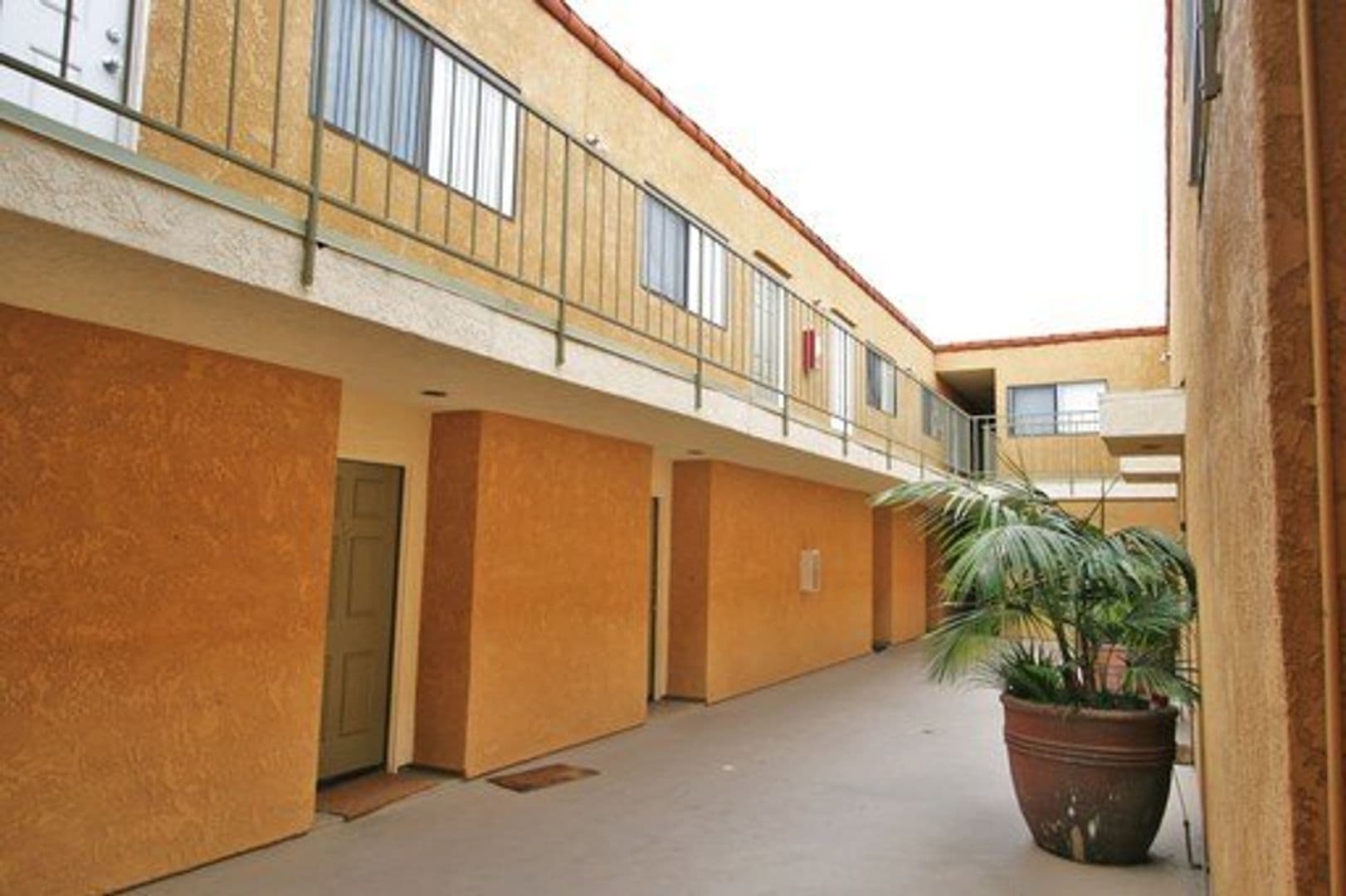 Long Beach Apartment: 1029 Mira Mar Ave