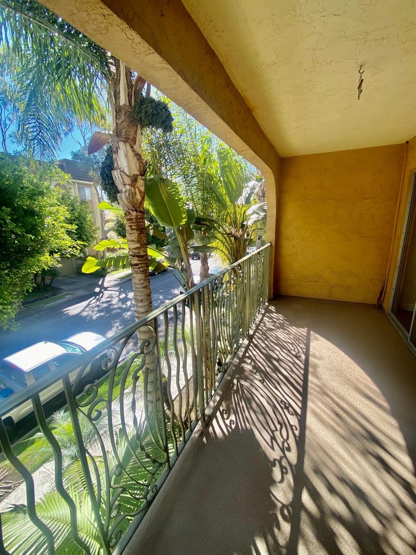 Long Beach Apartment: 215 Euclid Avenue