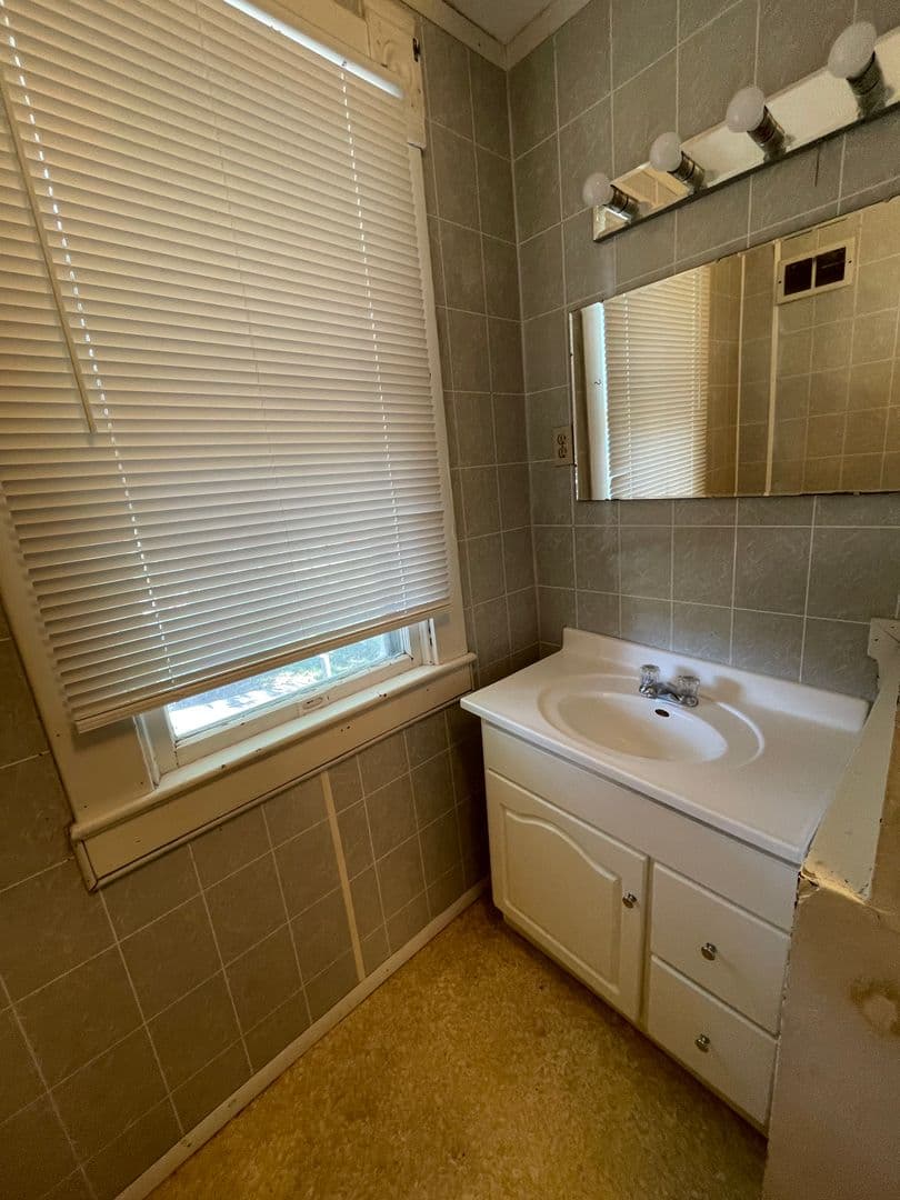 Emporia Apartment: 722 Union St.