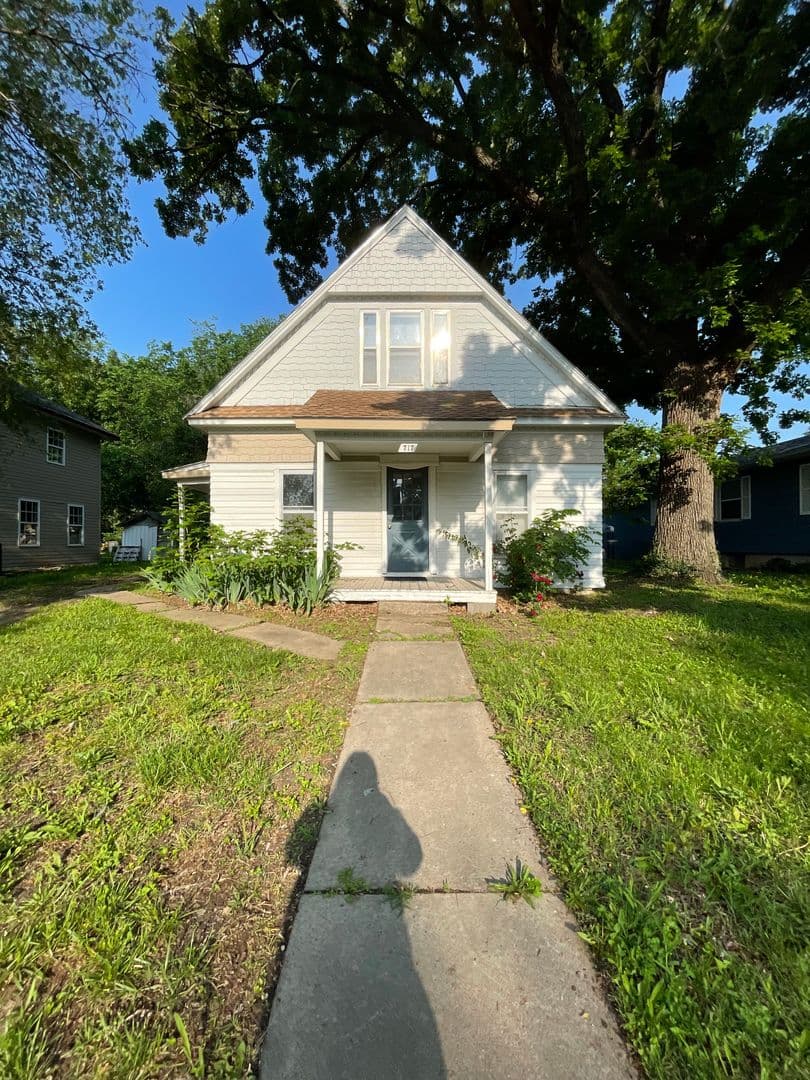 Emporia House: 717 East St