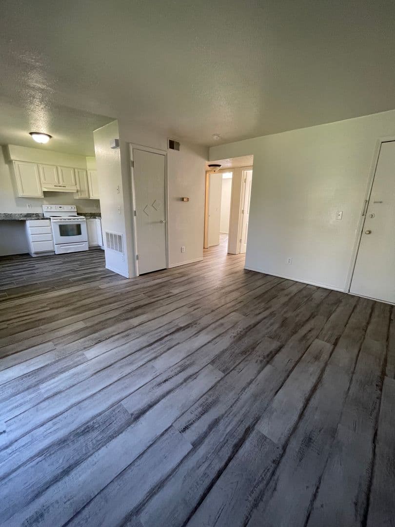 Emporia Apartment: 922 Sylvan St.