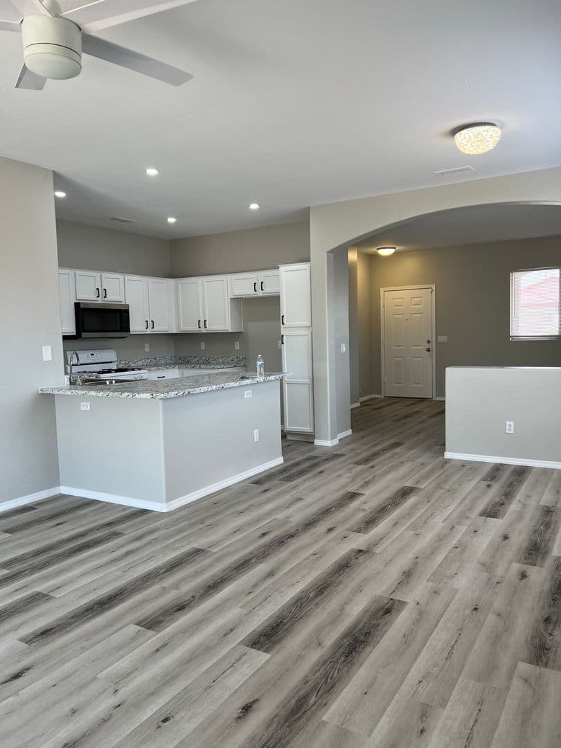 Avondale House: 11201 W Palm Lane