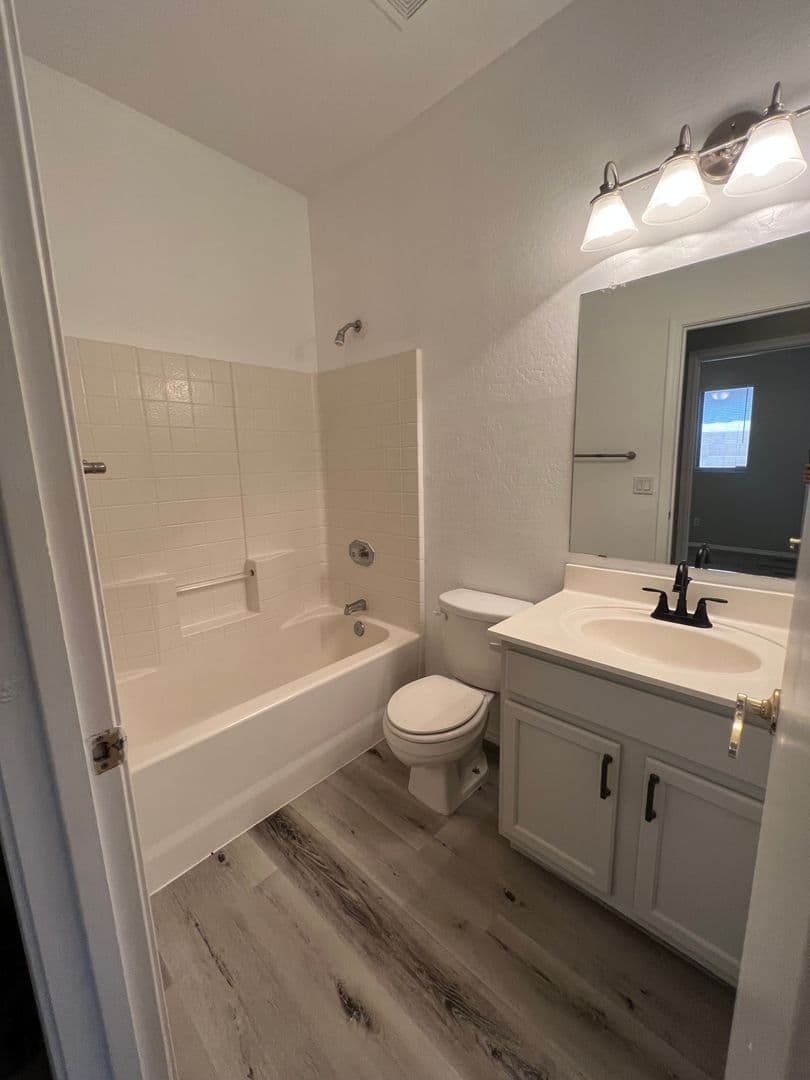 Avondale House: 11201 W Palm Lane