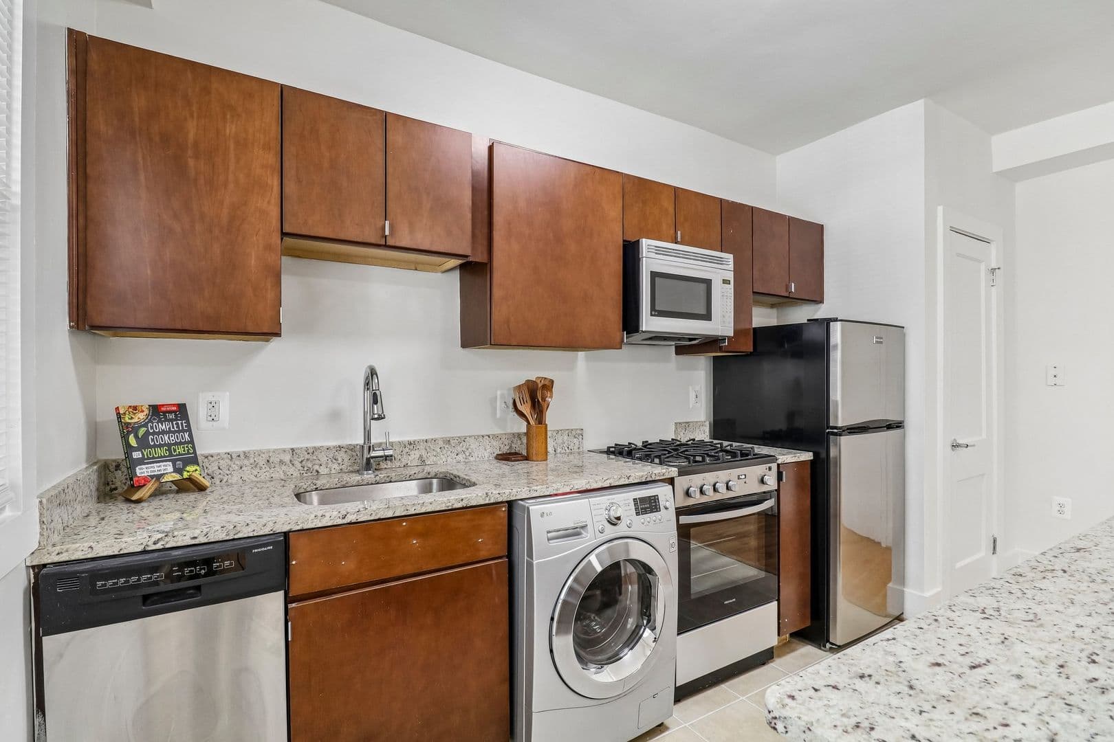 Washington Apartment: 811 Quincy St NW